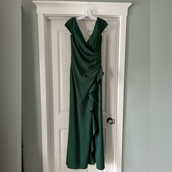 Dark green stunning formal dress, perfect for mother of the bride or groom! - Picture 1 of 9